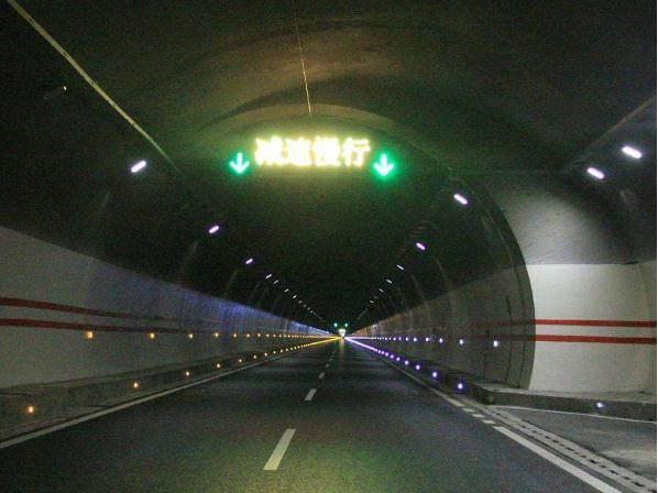 连国道都有路灯，为什么高速公路没有，网友：电网沐鸣2供应不过来