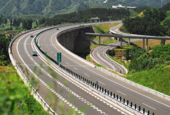 连国道都有路灯♦️，为什么高速公路没有，网友：电网沐鸣2供应不过来