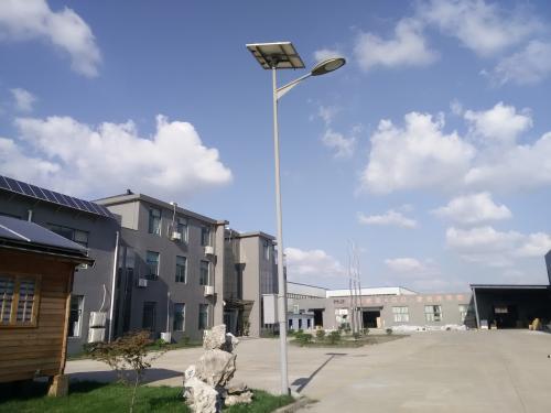 四川太阳能路灯灯杆为什么要用氟碳漆